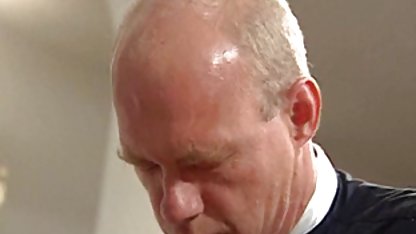 Morena en vaqueros chupa rubias pechugonas la polla en su regazo