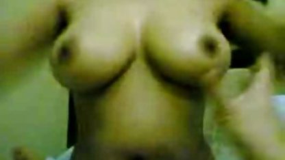 Masajista tetona subió por rubia hermosa cogiendo debajo de la mesa y se chupa una polla larga para el cliente