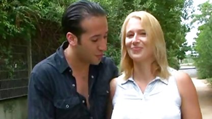 Deje que la chica que sudar un poco, gemir y rubia pollon finalmente saturar su cuerpo vicioso