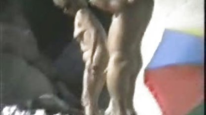 Caliente rubia lesbianas inserta los dedos en la novia de su xxx de chicas rubias coño