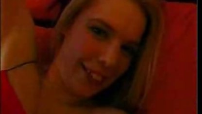 Muñeca de azúcar en bragas sexo con dos rubias acariciando su coño