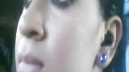 Una joven rubia se levanta sobre un puente y le da una mamada a un chico pono rubias