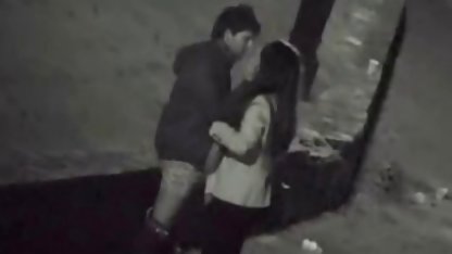 Enojado rubias hermosas haciendo el amor jefe con un asistente follan a un joven costurera en dos troncos