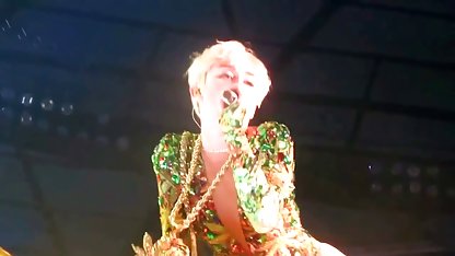 Jóvenes bronceada nena juega con los dedos ver videos pornos de rubias y el consolador anal