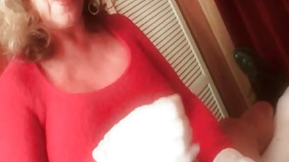 La rubia puso su mano rubias 19 aceite en su coño