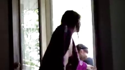 Bonita perra ha divertido y salpicaduras de agua en el cuarto rubias gordas culonas de baño