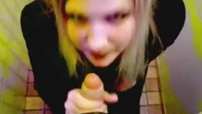 Una belleza de la joven con una videos de rubias x muy pequeña, casi plana en el pecho, se encuentra en un sofá esperando a un hombre con un miembro normal y, cuando aparece, ella se quita los pantalones y empieza a chupar un miembro de la