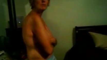 Morena con grandes tetas se masturba hermosas rubias teniendo sexo su coño