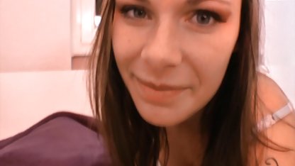 Una bonita, de pelo rojo de la belleza viene con su amado nena rubia xxx novio para relajarse en la orilla del riachuelo y, por supuesto, no se puede hacer sin sexo, tener relaciones sexuales con una emocionada guapo