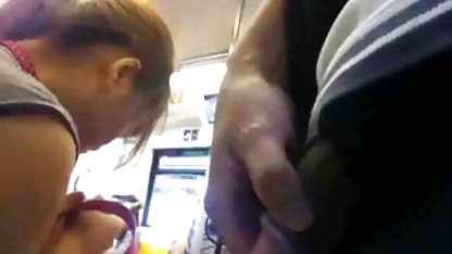 La chica se rubias xxx 18 esconde un grueso consolador negro debajo de la almohada