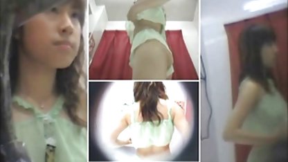 El pelirrojo mamá se acaricia a sí misma en la cama, como su marido amigo entra en su dormitorio, después de haber visto esta perra, agotador, con lujuria, él lágrimas de sus pantimedias en ella, lame su raja y duro rubias tetonas teniendo sexo de los dedos, en señal de gratitud a la perra de la digitación de su polla