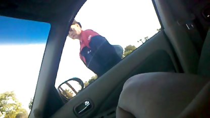 Travieso putas haciendo reparaciones, quería engañar a todo ruvias foyando un poco, de repente, llegó un vecino que se comprometió a ayudar y vio a las chicas desnudas, no podía mantener su perno en sus pantalones
