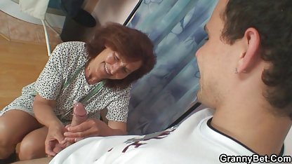 Dos hombres se follan buenas perras rubias de 18 años xxx en el sofá y, a continuación, cambiar de pareja y la mierda de nuevo hasta que se llena!