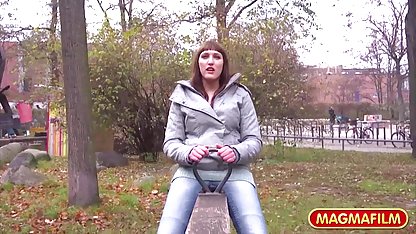 La niña viajó con su amigo en un coche y decidió correr en la carretera, taberna para aliviar a sí misma. Para su horror, una multitud de borrachos hombres irrumpieron en ella y desgarro la ropa tetonas catiras en ella, rígidamente atornillado