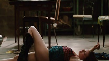 Muy perra se rubias 19 xx acaricia a sí misma en una tumbona