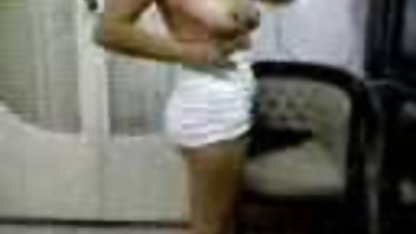 Dos chicos están friendo a rubias desnudas tetonas una mujer negra