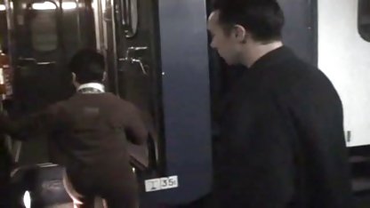 Madura alemana trio con dos rubias tetonas se burla de un ladrón que se metió en su casa