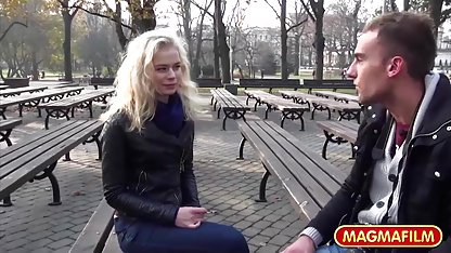 La rubia realmente sabe cómo hacer rubias19 tatuadas feliz a alguien