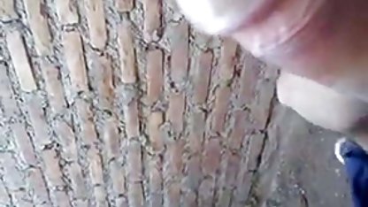 Tetona acostado en la cama, pule su afeitado coño con rubias desnudas maduras un enorme vibrador