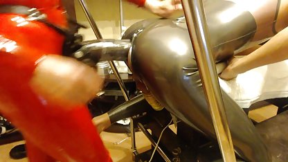 Un excelente grupo de sexo con dos chicas interesantes, el chico tomó en un salón de élite y los llevó a sexo con chicas rubias la naturaleza con el fin de poder arrancar el culo y la boca grande