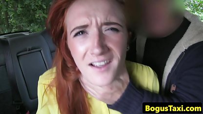 El chico en la cama suave chicas rubias virgenes y fuertemente insertado un miembro en la vagina de una chica con tetas pequeñas y pezones que sobresalen