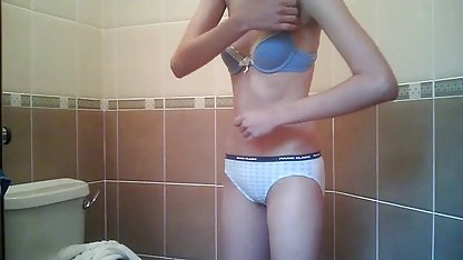 La empleada de limpieza negros culiando rubias de la habitación, deseándola meneando su culo, el tipo soportado por un largo tiempo, pero luego comenzó a arrugarse sus tetas y se subió debajo de la falda para acariciar su coño gordito