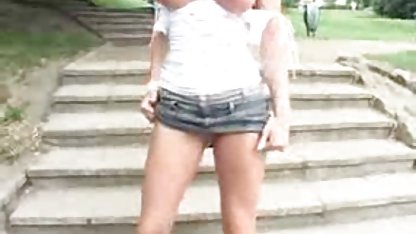 El joven se folla a una belleza sexy con xxx rubias hermosas su larga polla de grasa