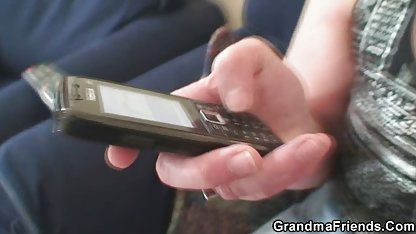 La perra se catiras culiando frota el coño con tetona hasta que cum