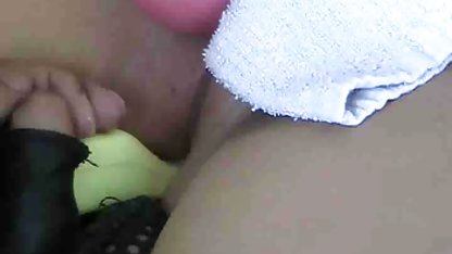 Un calvo varón con un grande, gruesa polla se folla rubia con gafas xxx a una joven de belleza