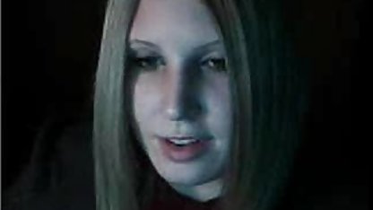 Un estudiante con gafas saltado clases, porque su amigo le hermosa rubia cogiendo han llamado a la mierda