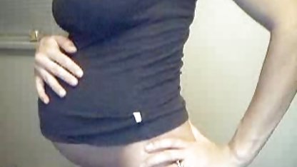 Infla morena caricias no sólo su afeitado y para siempre excitado coño, pero muestra su abs cubos, no frágil bíceps y elástica, sexo con joven rubia senos grandes