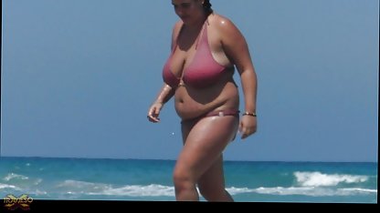 Jóvenes bronceada morena es follada por rubias nalgonas cogiendo dos tios y se traga semen