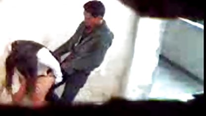 Mientras el marido está en el trabajo, su lujuriosa esposa folla a un rubias jóvenes vecino en la cocina