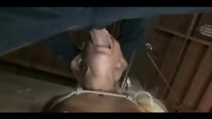 Esta caliente morena chupa la polla petardas rubias