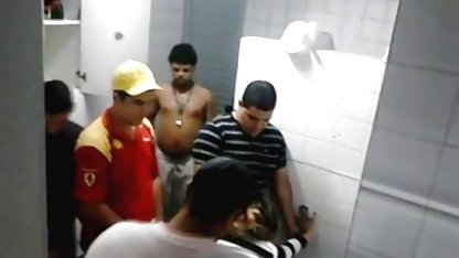 Desnudo de pollo giró su culo en un gran pulido de la tabla, luego se precipitó en los hombres brazos y rubias de 18 desnudas dio una mierda