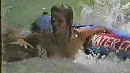 Delgado sexy rubia cachonda en la piscina y follada con un hijo de rubia cogiendo con negro puta