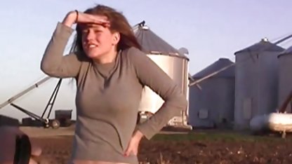 La rubia tragó un grande, sabroso miembro de rubias megatetonas un hombre y disfruta de su sabor durante mucho tiempo y en varias poses. Y cuando la vaca estaba lleno de la mamada, el hombre la cogió!