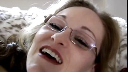 Ella rubia19xxx ama abrió las piernas y le permite a los hombres poke y acariciar su coño, y les encanta follar en el culo, y palo largo que se pegue pollas en su boca