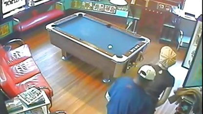 El chico se folla a una joven sexy rubia en la cocina, en la mesa de pirno rubias
