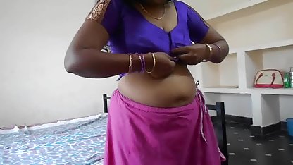 Un joven Asiático de la muchacha suavemente masturba a un miembro de su puta, y ella se muerde los pezones, lamer sus caderas y se queja, como un lujurioso rubias folando kitty