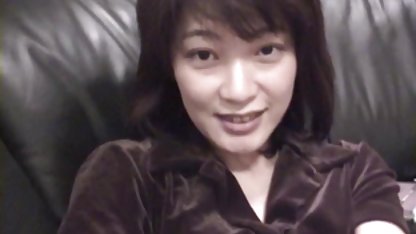 Hermosa morena baños de sol desnuda en hd rubias el patio de su casa